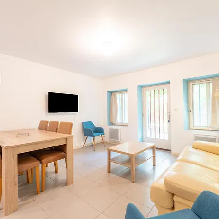 Chez Papy Charles Nyaraló *